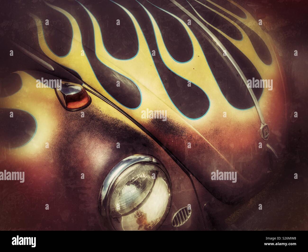 Rusty vintage VW Käfer mit Flammen auf Haube lackiert - Smartphone-aufgenommenes Stockfoto