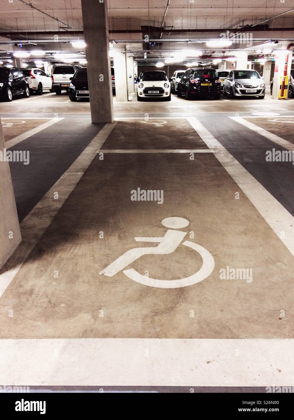 Behindertenparkplätze Zeichen auf dem Boden einer leeren Parkplatz in einem Parkhaus Stockfoto