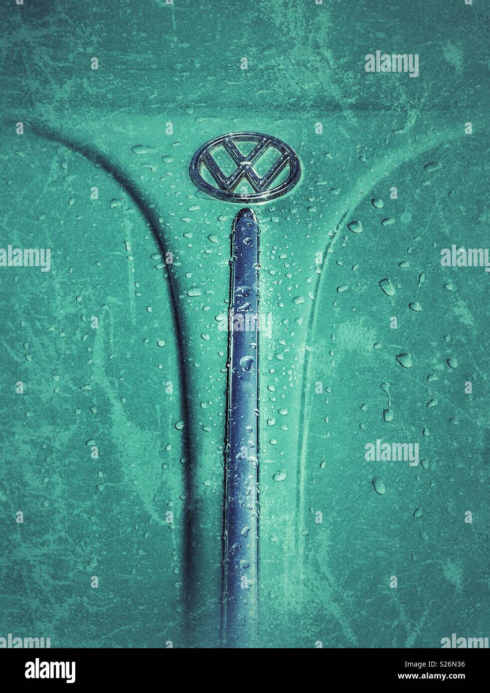 Nasse vintage VW Käfer Motorhaube mit grunge Textur - Smartphone-aufgenommenes Stockfoto