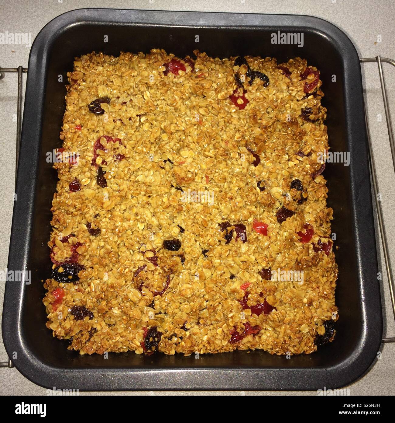 Cherry und sultana Oat flapjacks Stockfoto