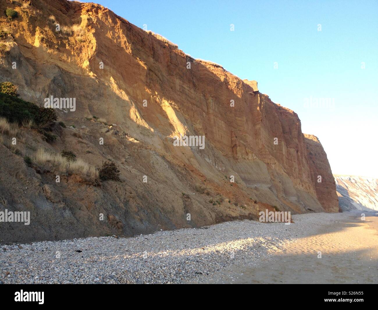 Der Sandstein Felswand an Yaverland Strand auf der Isle of Wight, Großbritannien. Stockfoto