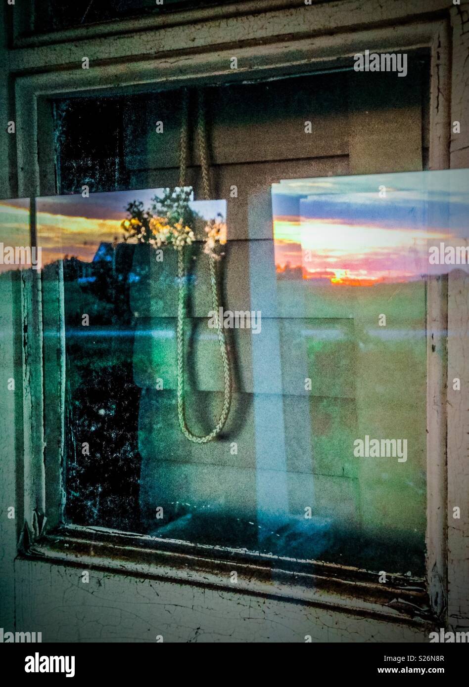 Blau getönte Foto, Sonnenuntergang in vintage Fenster angezeigt Stockfoto