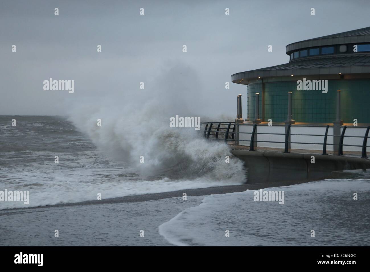 Die Wellen am Strand in Aberystwyth, Wales im Sturm Ophelia. Stockfoto