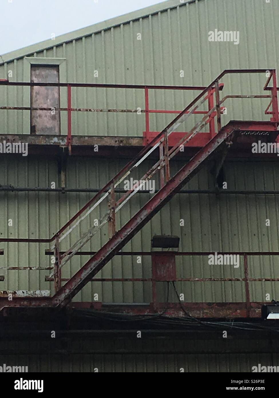 Metall Treppe außerhalb einem Stahlwerk Stockfoto