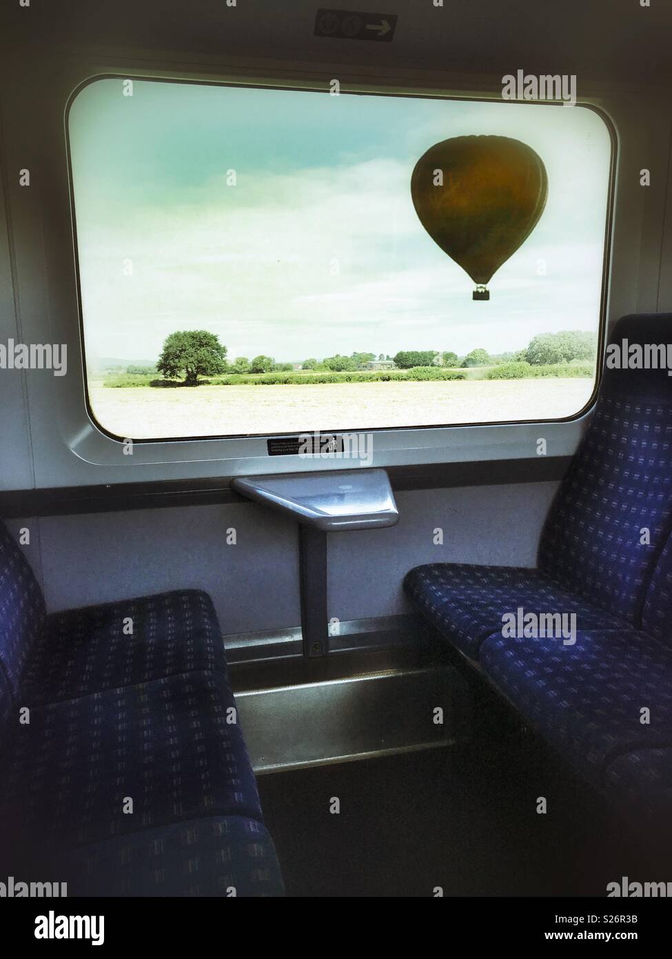 Ein Heißluftballon aus dem Fenster ein leerer Zug. - Smartphone-aufgenommenes Stockfoto