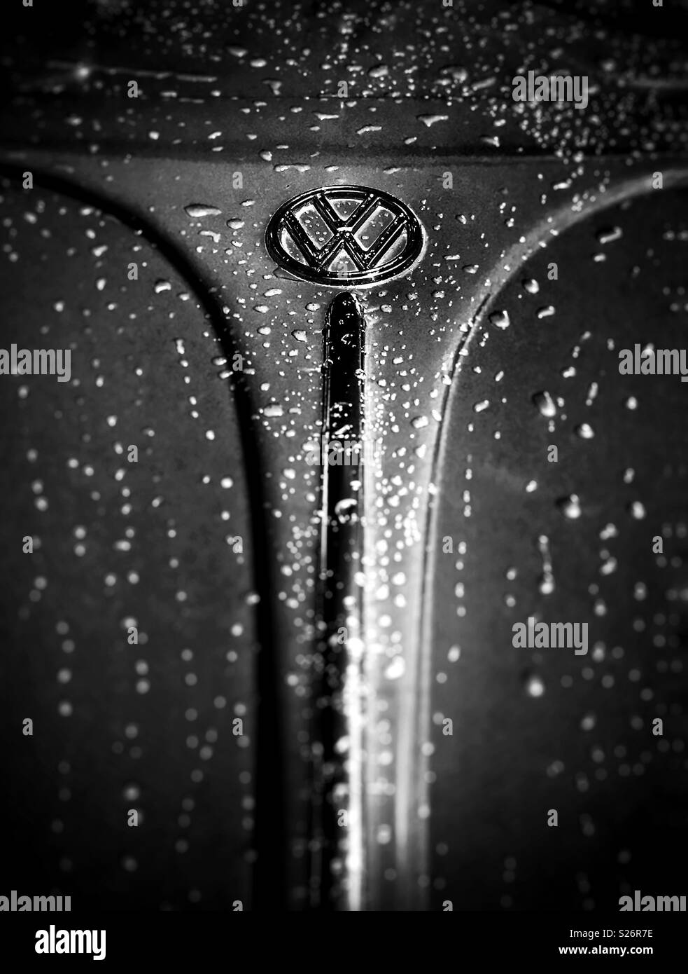 Vintage VW Käfer Motorhaube mit Regentropfen in Schwarz und Weiß - Smartphone-aufgenommenes Stockfoto