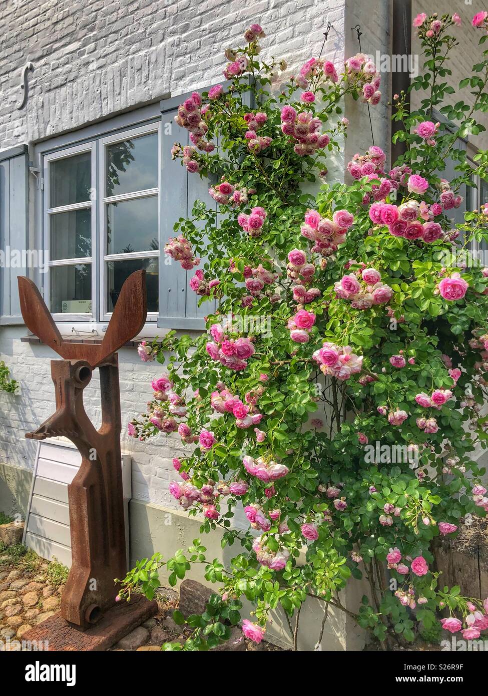 Blumen und Kunst erhellen die Außenhülle des Weißen Hauses. - Smartphone-aufgenommenes Stockfoto