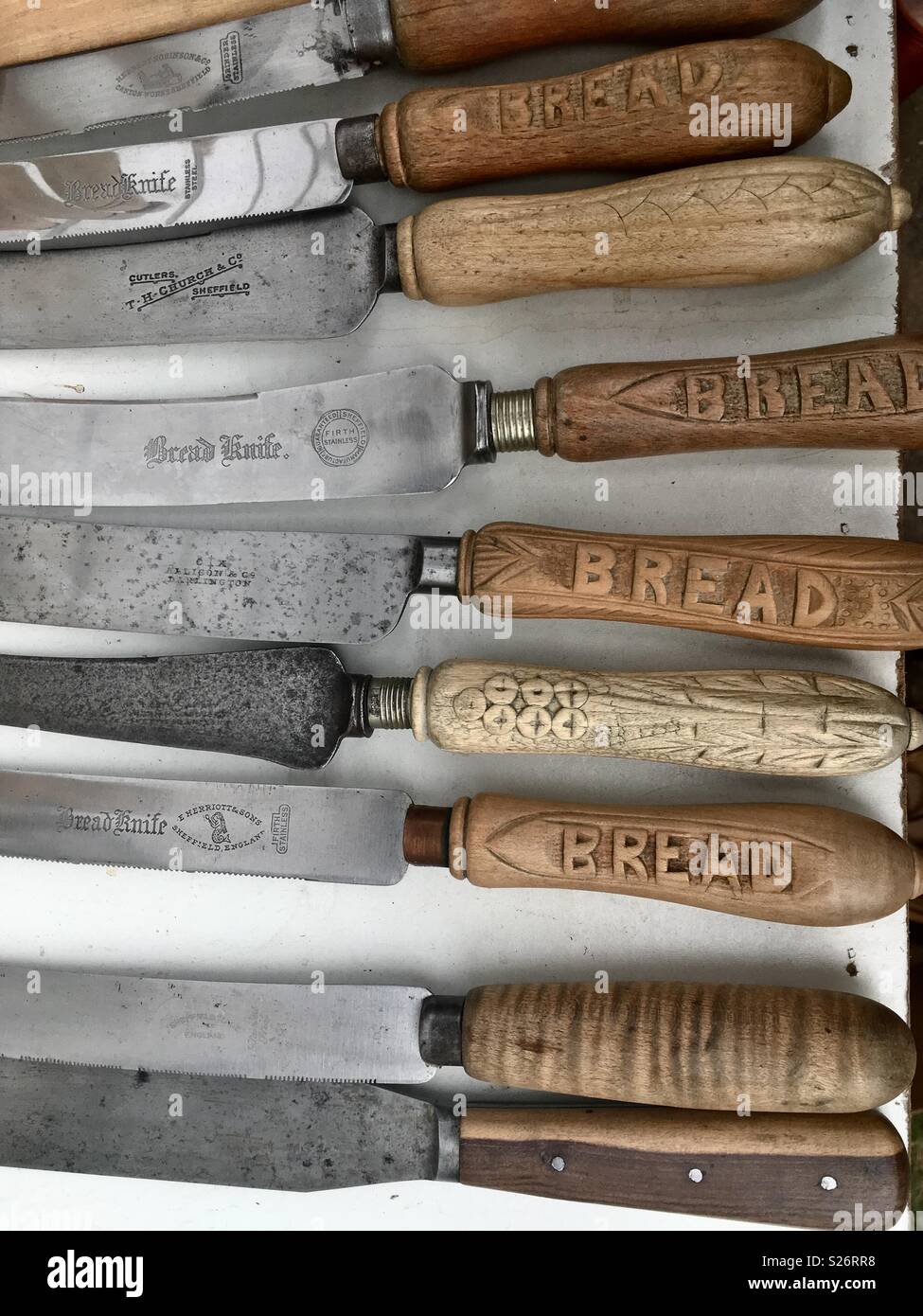 Antike Brot Messer auf weißen Tisch Stockfotografie - Alamy