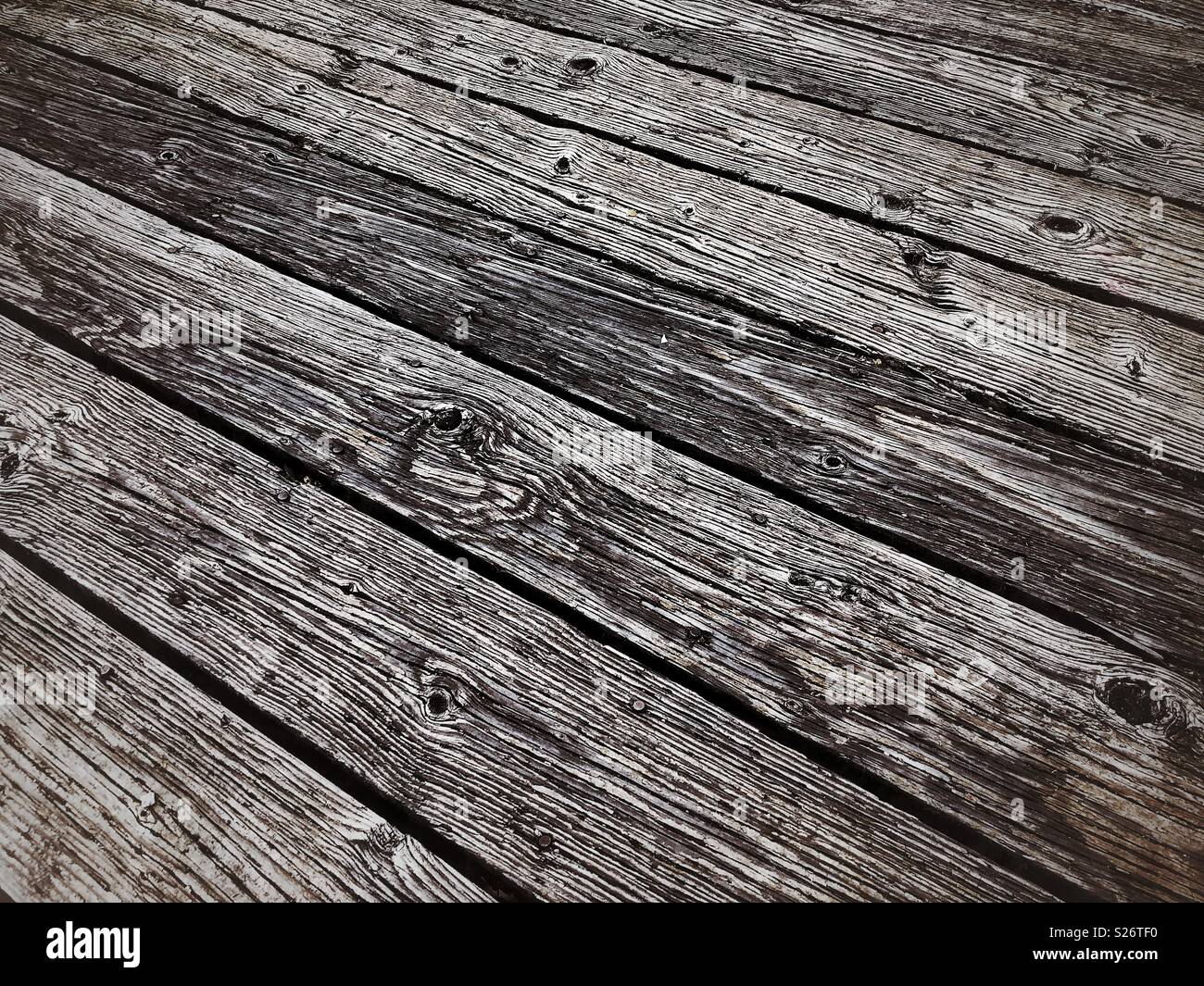 Verwittertes Holz Gehweg in der diagonale Muster - Smartphone-aufgenommenes Stockfoto