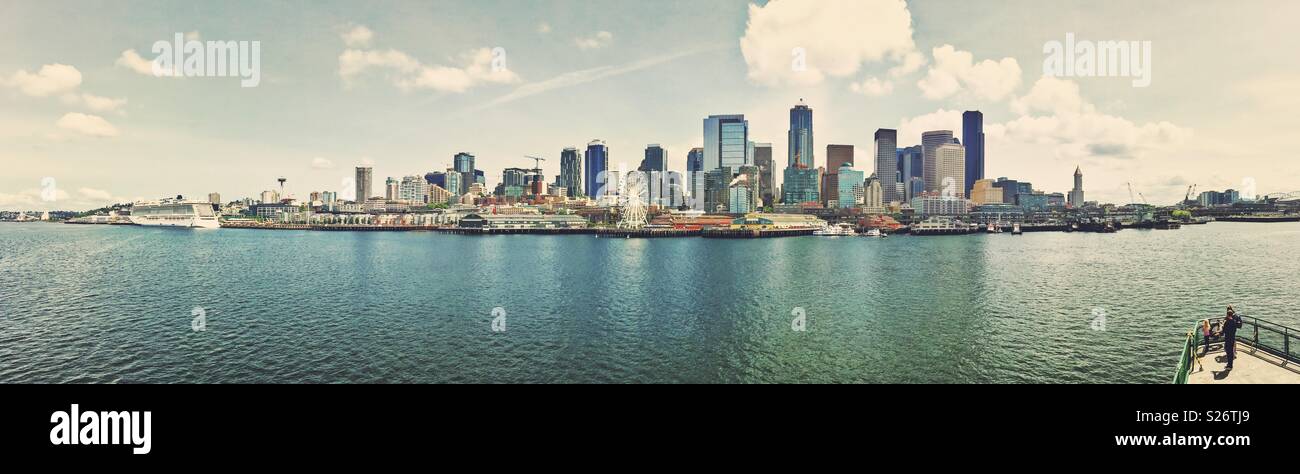 Seattle Skyline vom Bainbridge Island Fähre, Puget Sound, Washington State, USA. - Smartphone-aufgenommenes Stockfoto
