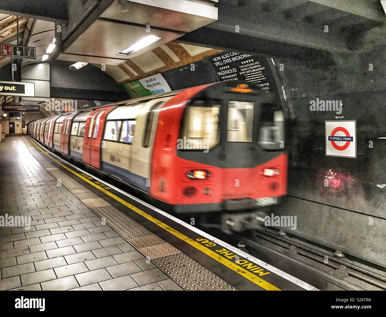 Londoner U-Bahn, Northern Line, U-Bahn, Zug, durch Tufnell Park Station, leere Plattform Stockfoto