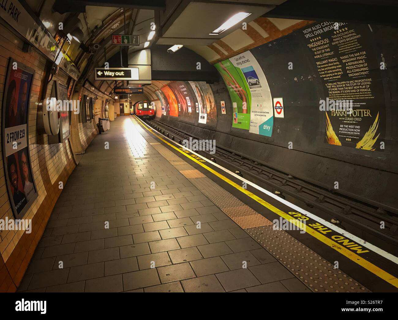 Londoner U-Bahn, Northern Line, U-Bahn, Zug, Station Tufnell Park, leere Plattform Stockfoto