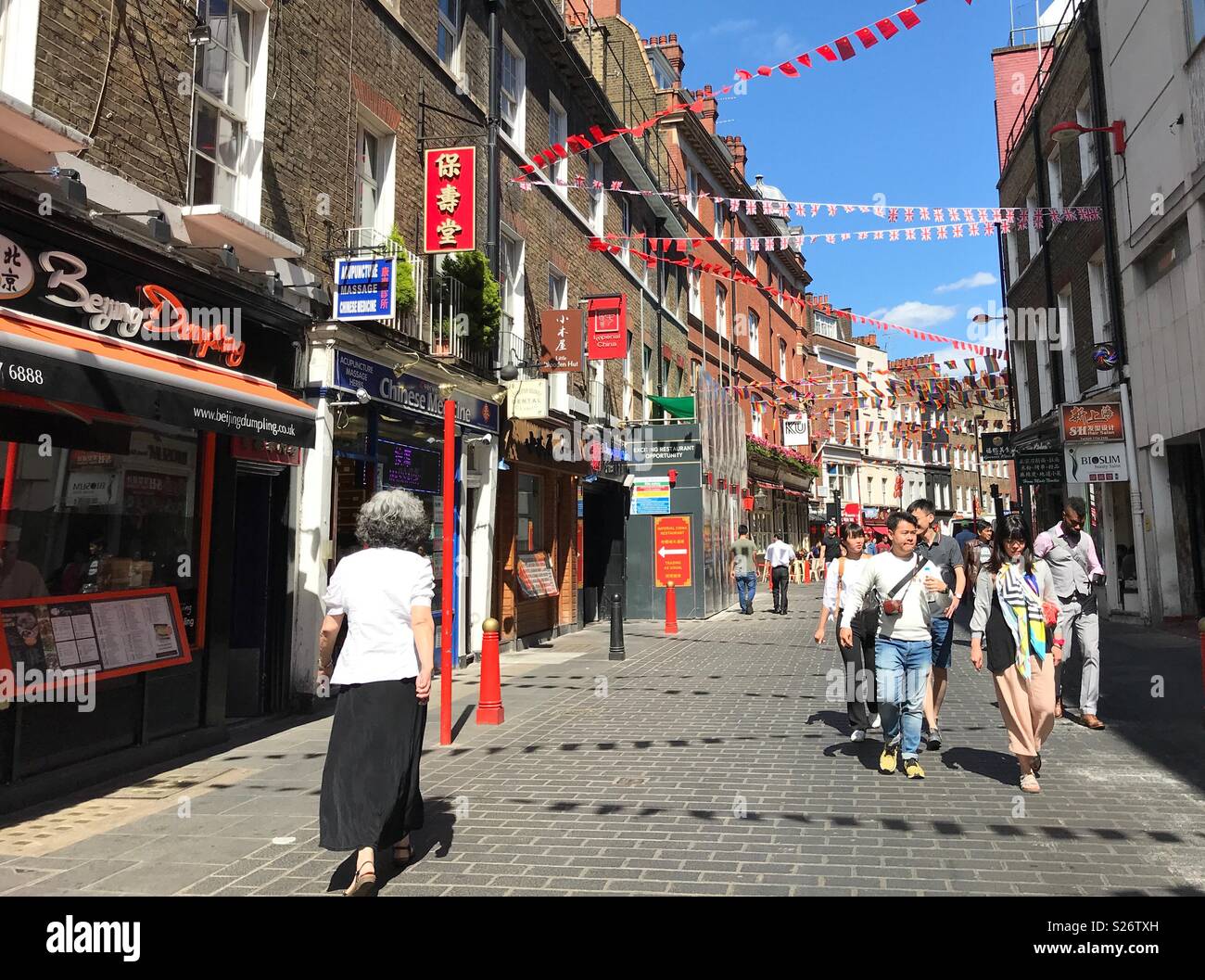 Lisle Street, London, WC2, Chinatown Fußgängerzone Szene mit Bunting und Touristen im Sommer Stockfoto