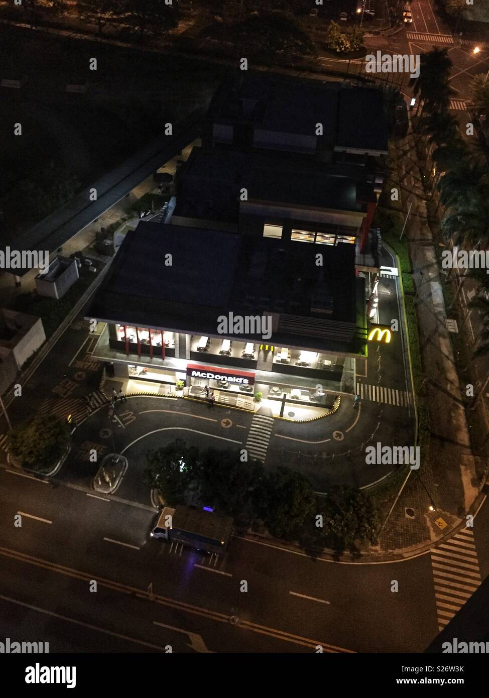 Luftaufnahme von McDonald's Restaurant Filinvest Stadt, Alabang Central Business District, Manila, Philippinen. Mit der immer beliebter werdenden Alabang Bezirk, neben der Acacia Hotel entfernt. Stockfoto