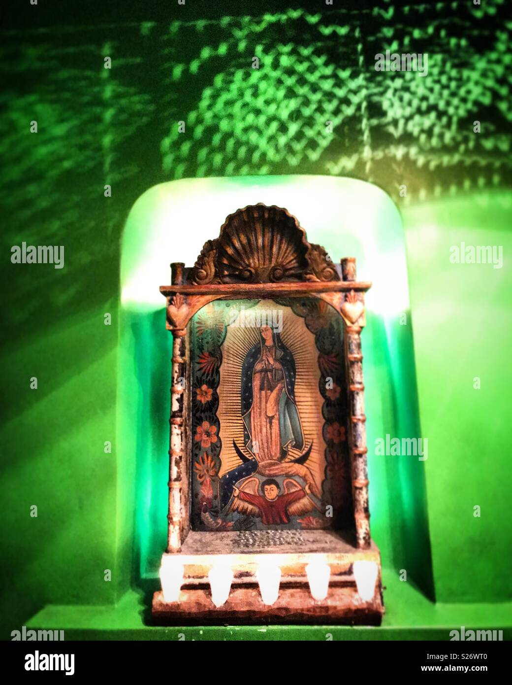 Einen Altar zu Unserer Lieben Frau von Guadalupe schmückt das Hotel California in Todos Santos, Baja California, Mexiko. Es ist der Ansicht, dass in diesem Hotel die Musik Band schrieb Adler ihren berühmten Album Hotel California. - Smartphone-aufgenommenes Stockfoto