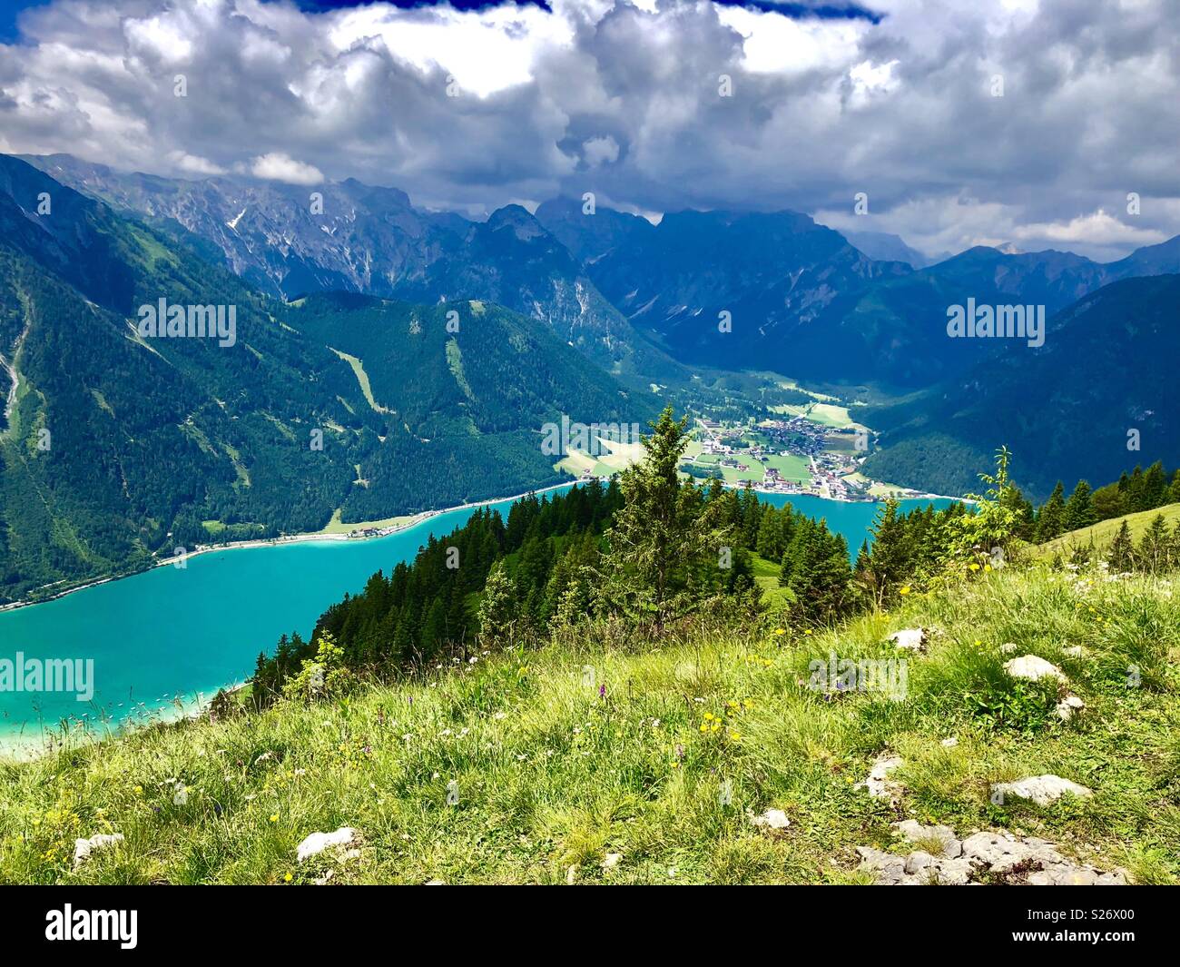 Blick aus dem Rofangebirge über den Achensee auf das kleine Dorf Pertisau, Österreich, Europa Stockfoto