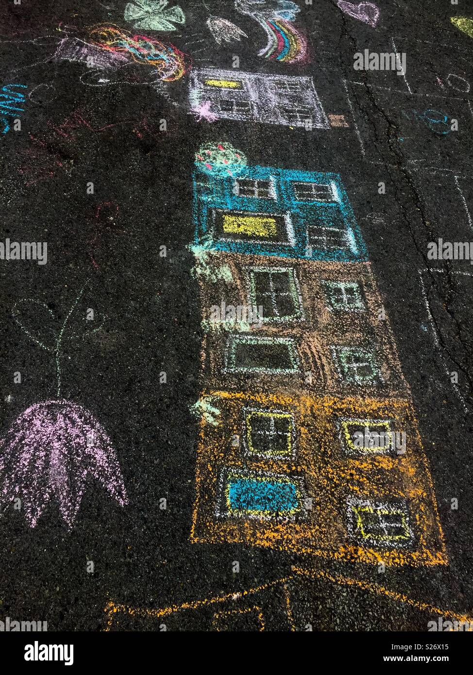 Kinder spielen auf der Straße - Smartphone-aufgenommenes Stockfoto