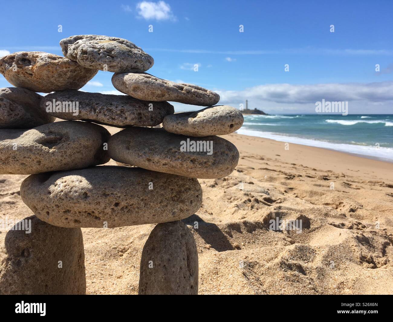Stein Kunst am Strand, Caños de Meca, Spanien. Stockfoto