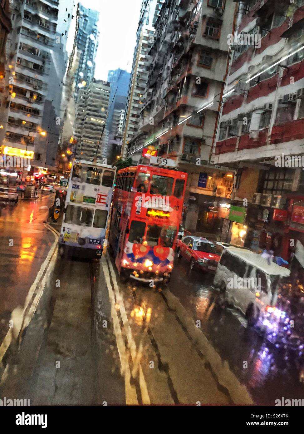 Straßenbahnen auf Johnston Road, Wan Chai, Hong Kong Island, durch die feuchten Fenster einer Straßenbahn gesehen Stockfoto