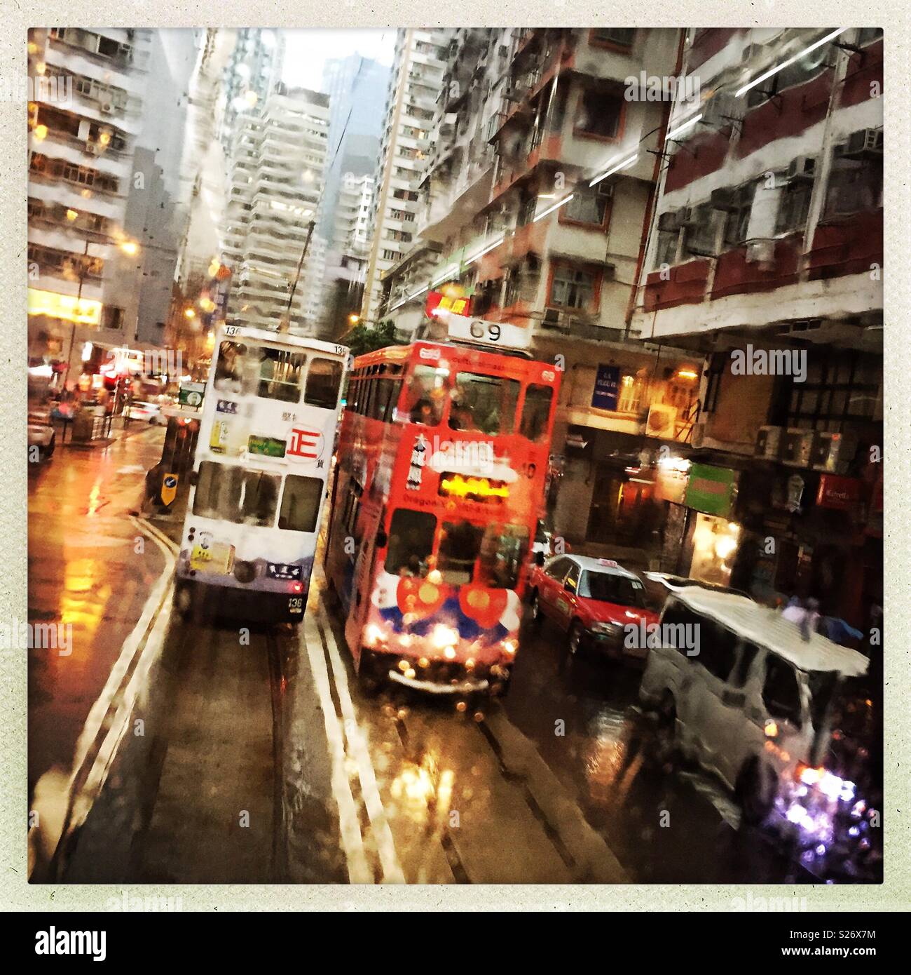 Straßenbahnen auf Johnston Road, Wan Chai, Hong Kong Island, durch die feuchten Fenster einer Straßenbahn gesehen Stockfoto