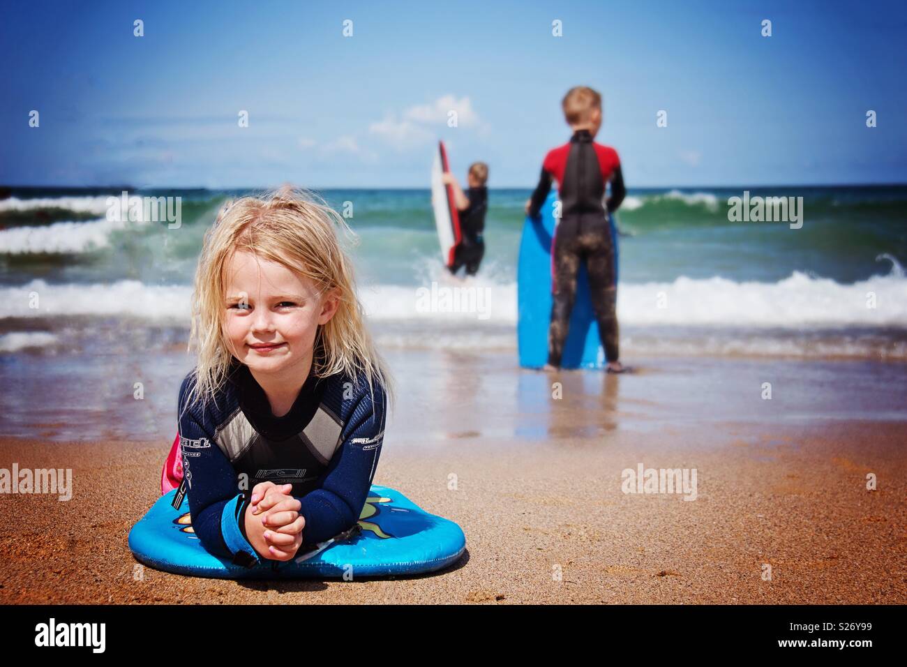 Beach Time - Kinder Spielen am Strand und Body Boarding Stockfoto