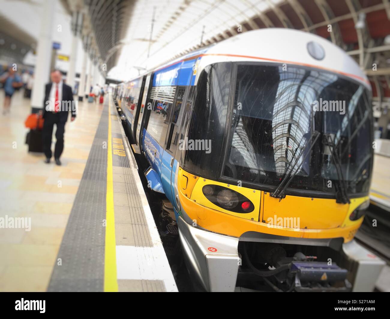 Heathrow Express am Bahnhof Paddington London UK - Smartphone-aufgenommenes Stockfoto