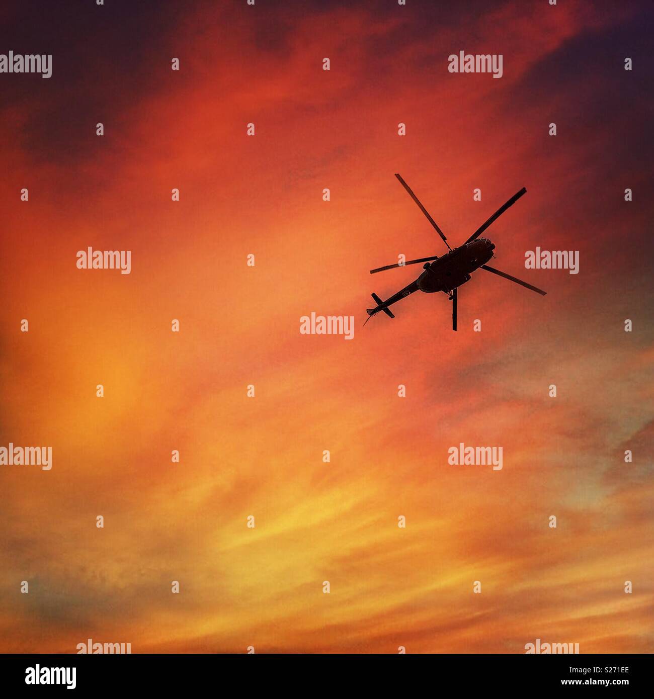 Hubschrauber im Sonnenuntergang - Smartphone-aufgenommenes Stockfoto