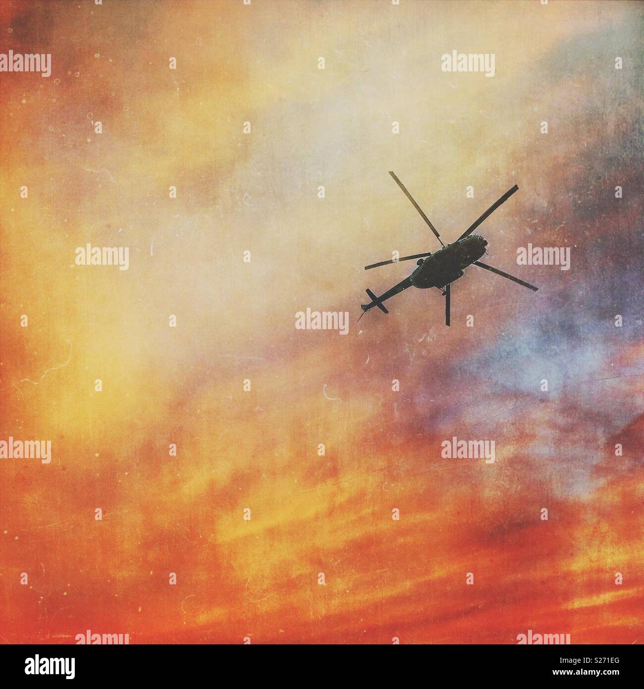 Hubschrauber im Sonnenuntergang - Smartphone-aufgenommenes Stockfoto