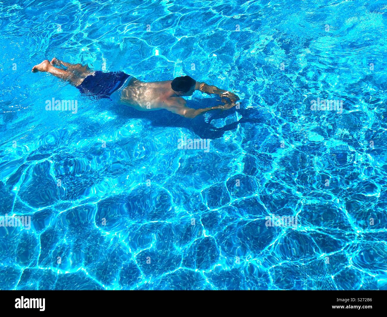 Mann Schwimmen unter Wasser in einem Pool Stockfoto