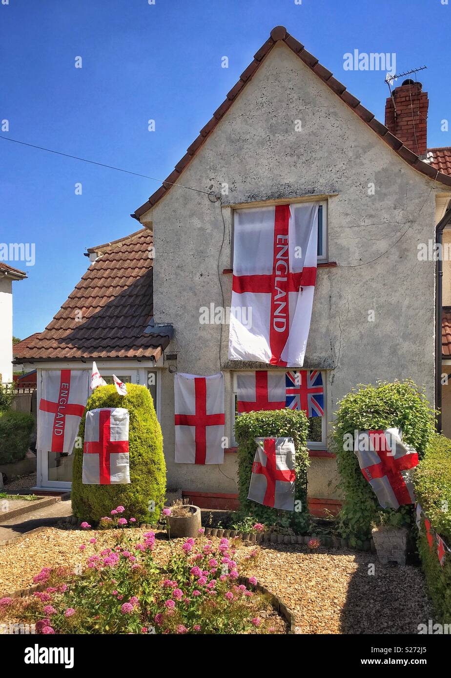 England Fahnen schmücken das Haus und Garten von ein eifriger Englische Fußball-Team Fan. Es ist die FIFA-Fußball-WM-Finale 2018 und England kommen gut voran..... Foto - © COLIN HOSKINS. - Smartphone-aufgenommenes Stockfoto
