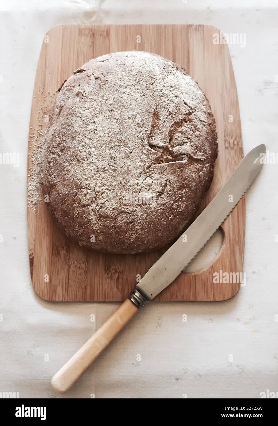 Hausgemachtes Roggenbrot auf Schneidebrett - Smartphone-aufgenommenes Stockfoto