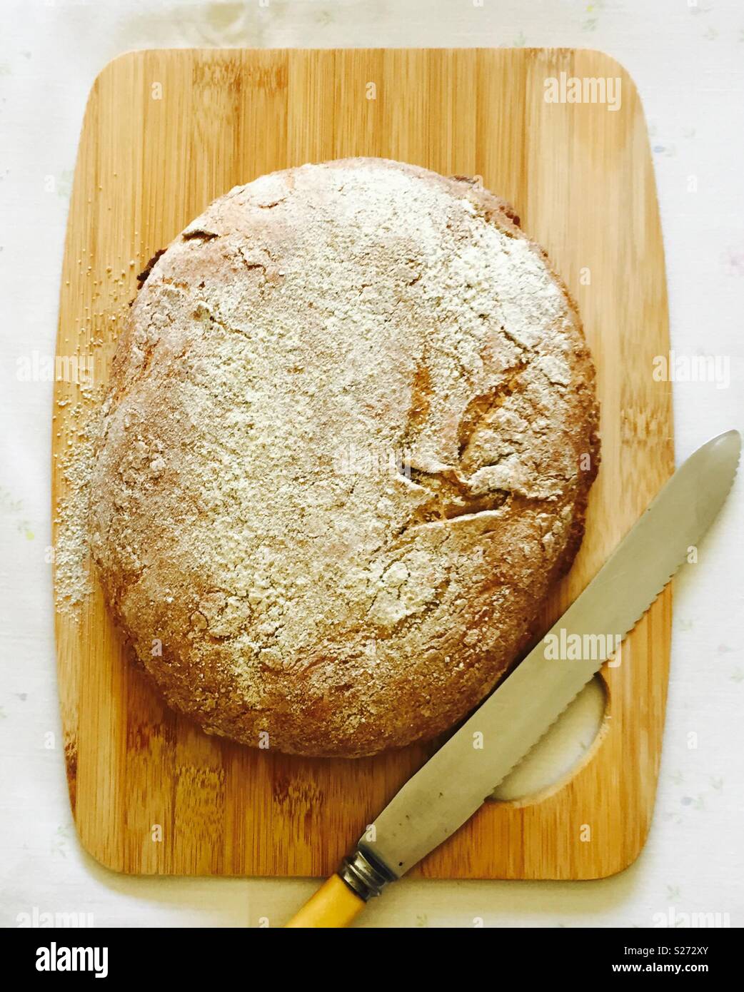 Hausgemachtes Roggenbrot auf Schneidebrett - Smartphone-aufgenommenes Stockfoto