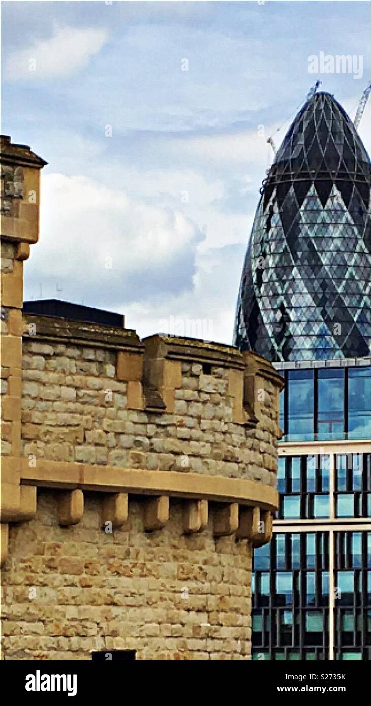 Alt trifft Neu Architektur Tower von London und The Gherkin Stockfoto