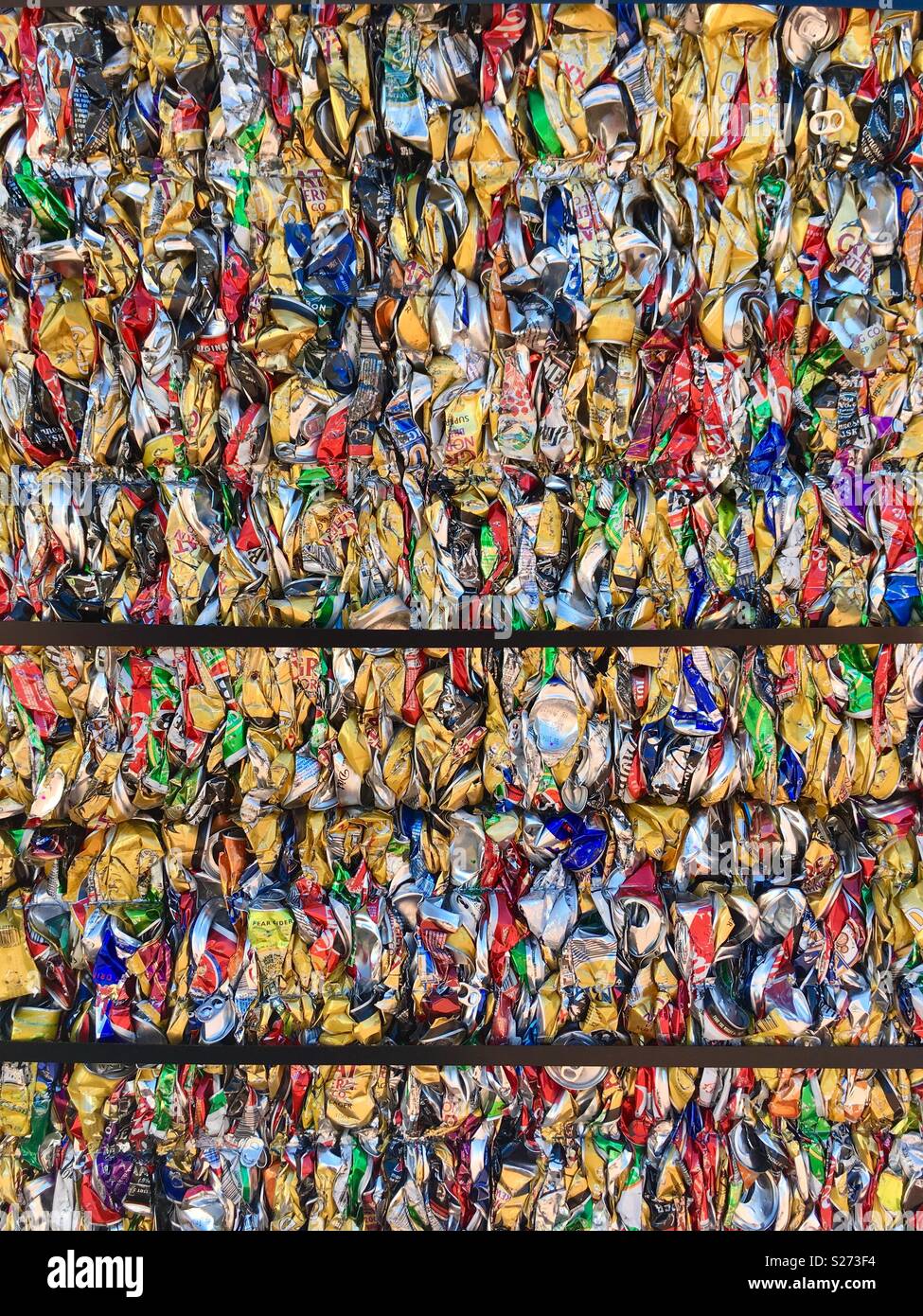 Zerkleinert und komprimierte Aluminiumdosen für Recycling. Stockfoto