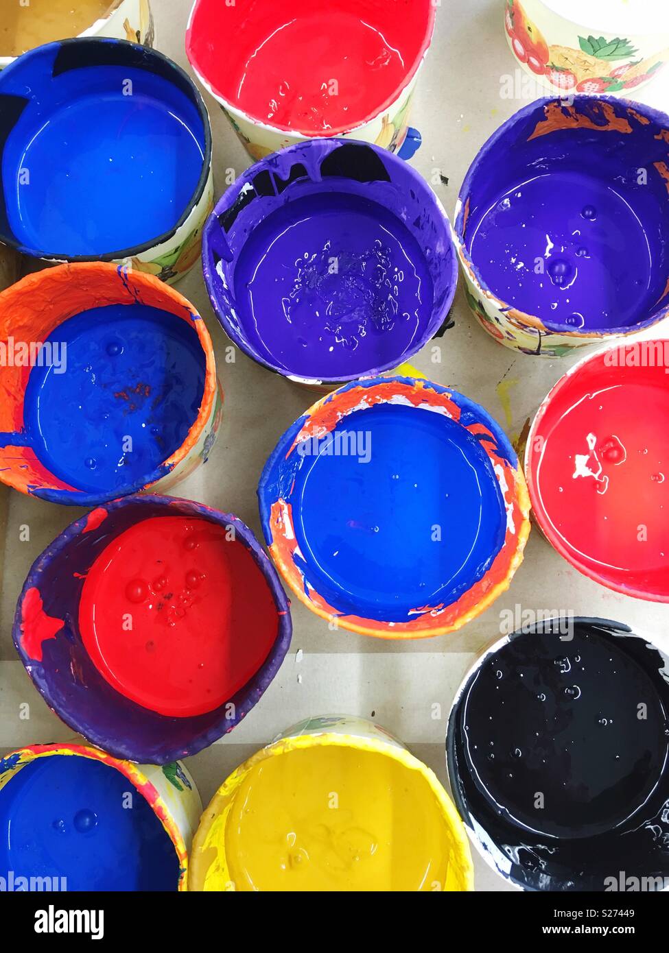 Farbe in verschiedenen Farben in Tassen Stockfoto