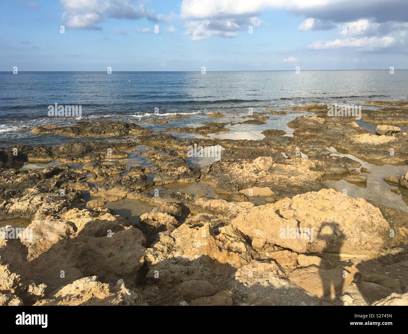 Das Meer in der Nähe von Pathos Stockfoto