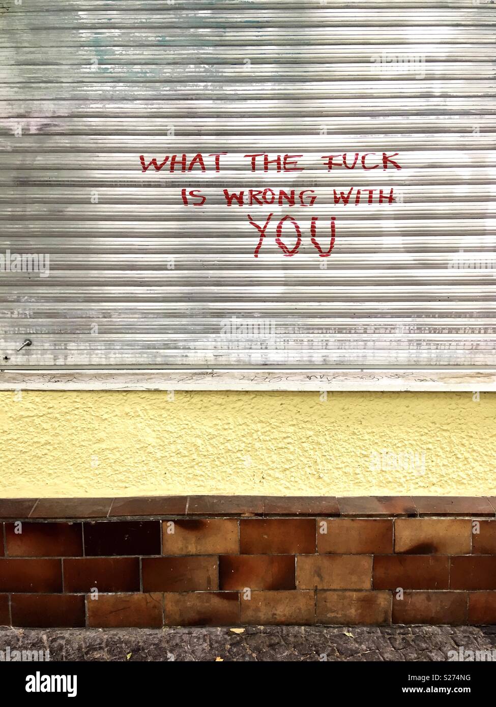 Was zum Teufel ist falsch mit ihnen Graffiti an einer Mauer in Berlin, Deutschland Stockfoto