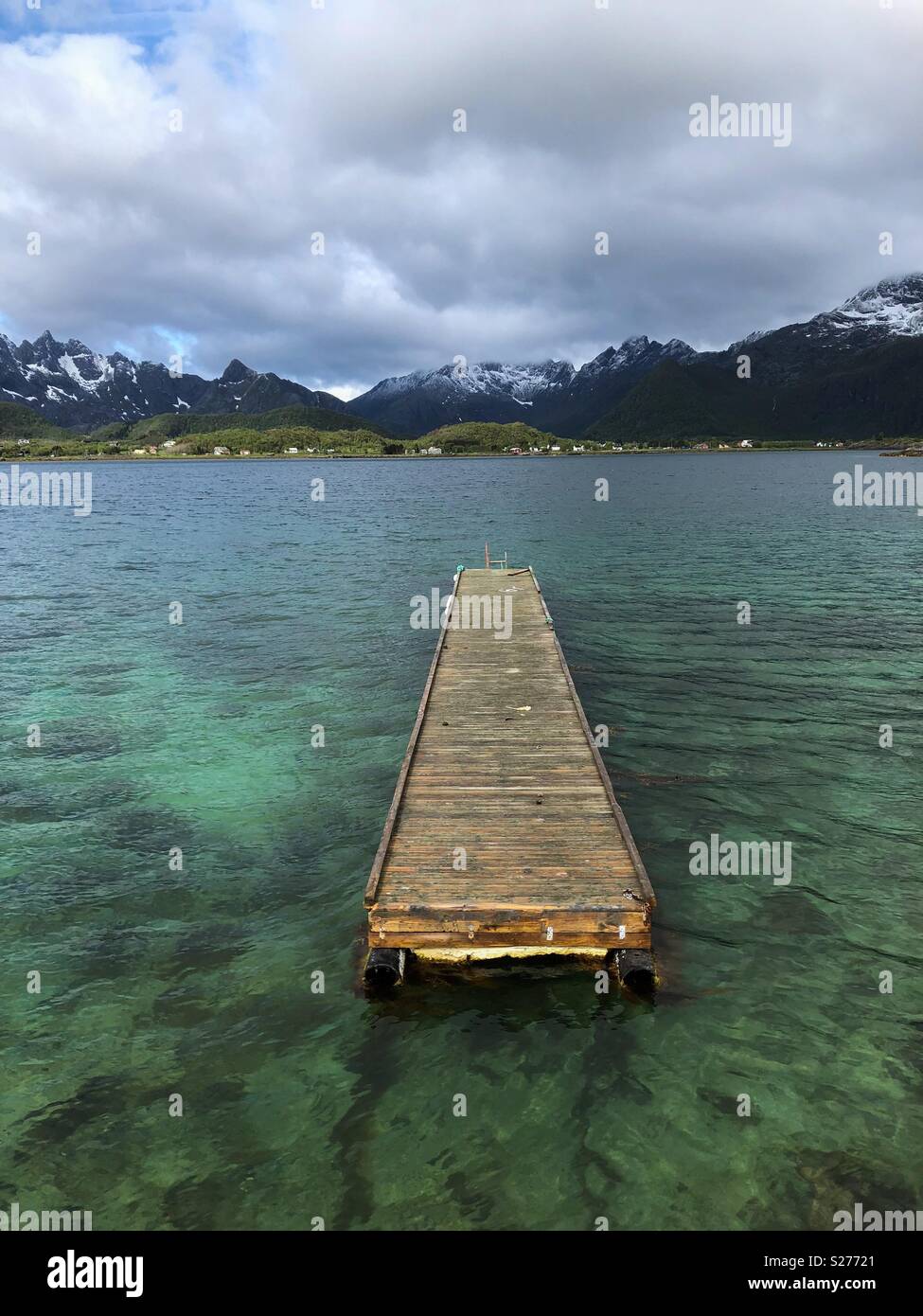 Anlegeplatz für kleine Boote in Norwegen - Smartphone-aufgenommenes Stockfoto