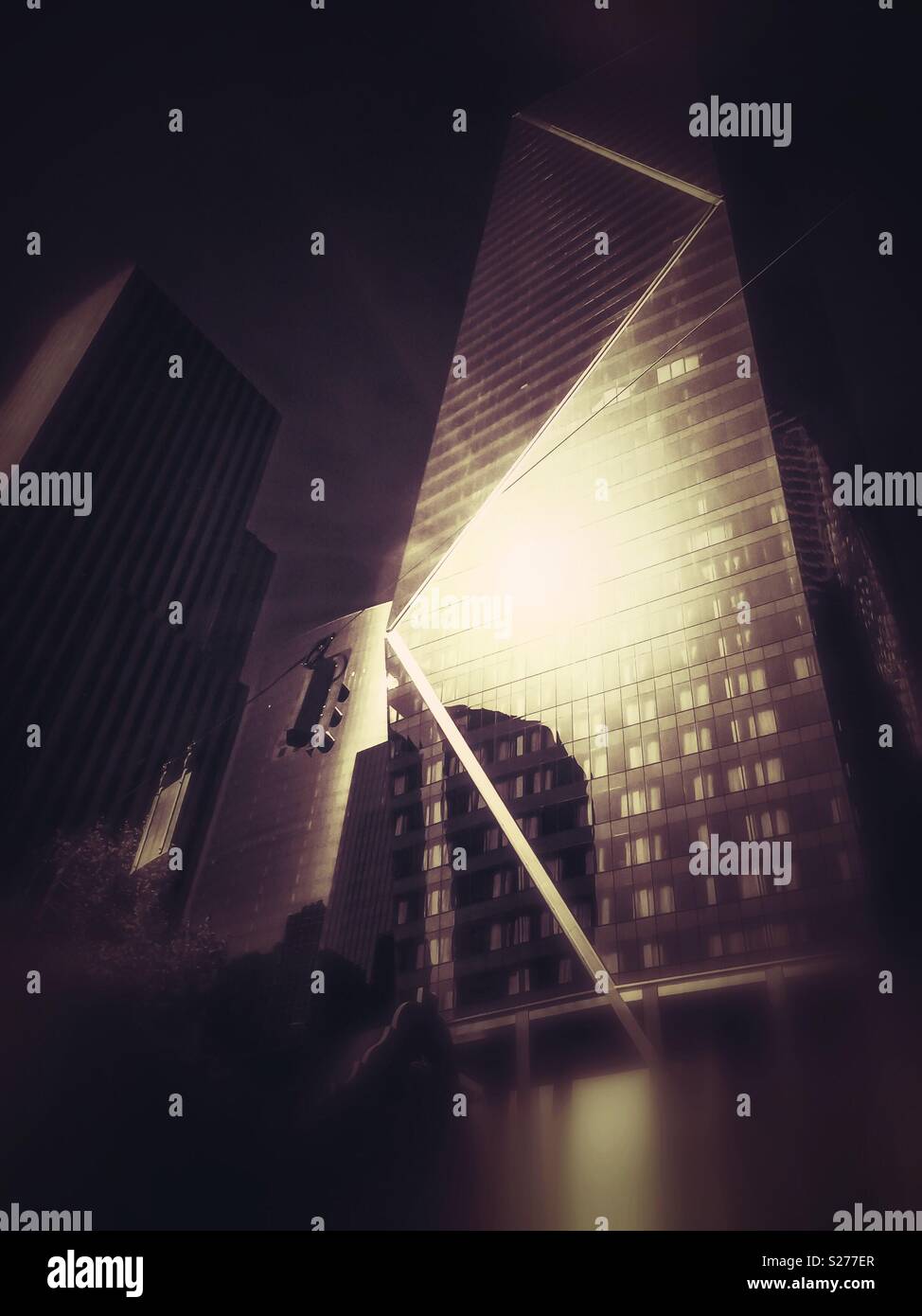 Die F5-Turm auf der Fifth Avenue in der Innenstadt von Seattle, dramatische monochromatischen Bild, Washington State, USA, suchen. - Smartphone-aufgenommenes Stockfoto