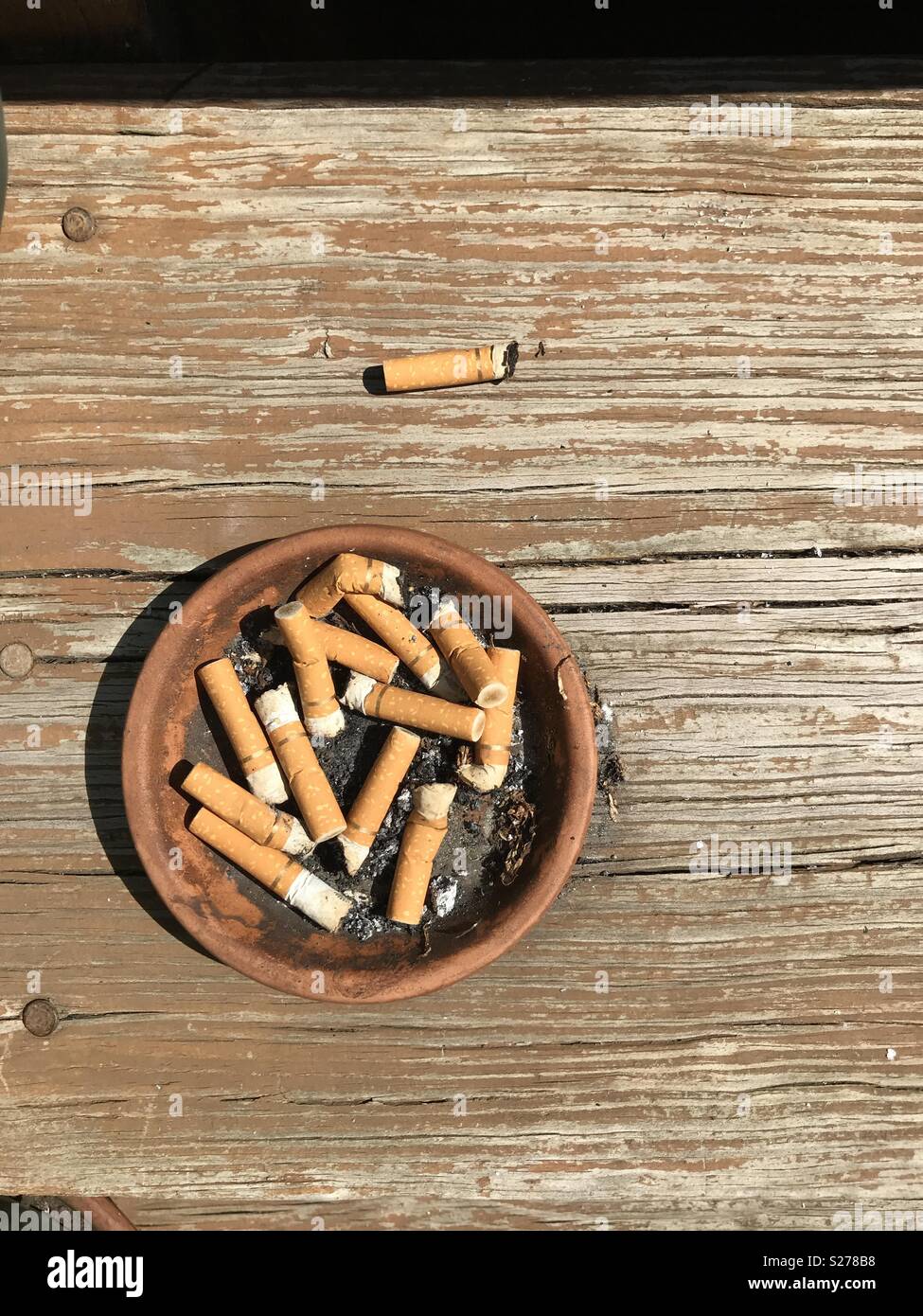 Weiße Keramik Rauchen Zigaretten Aschenbecher Komplett Mit Roten Verbot  Schilder Stockfoto und mehr Bilder von Aschenbecher - iStock