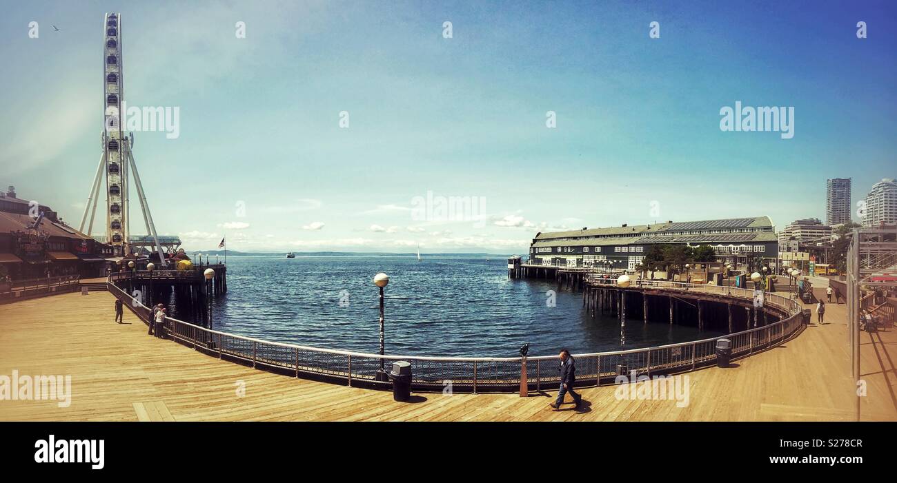 Die Waterfront Promenade zwischen Pier 57 und 58 mit dem Riesenrad entlang der alaskischen Weg, Seattle, WA, USA. - Smartphone-aufgenommenes Stockfoto