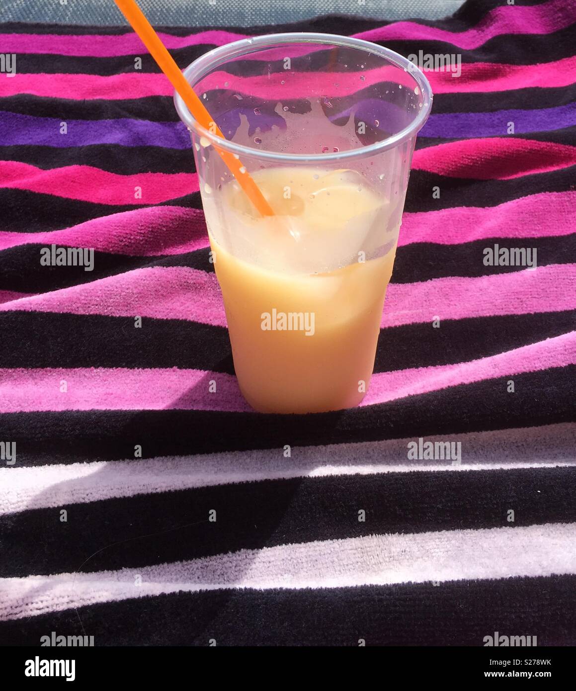 Orangensaft trinken im Urlaub Stockfoto