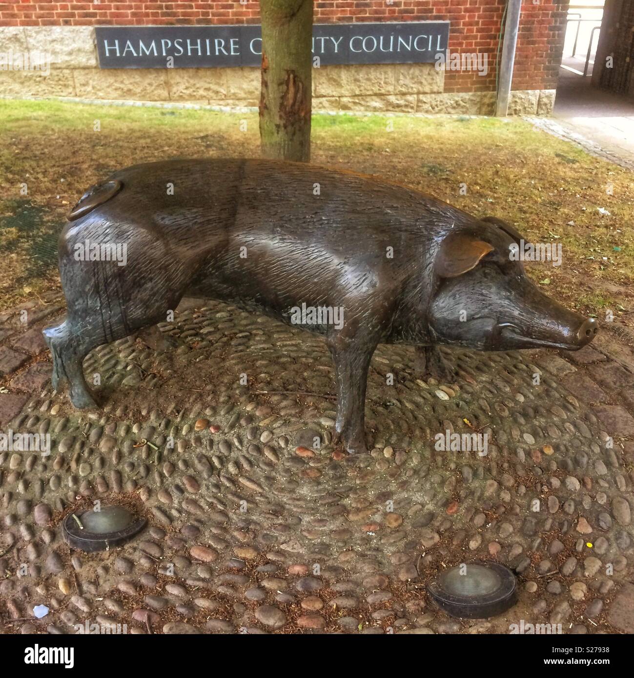 Hampshire Hog Statue außerhalb der Hampshire County Council Büros, Winchester, Hampshire, England, Vereinigtes Königreich. Stockfoto