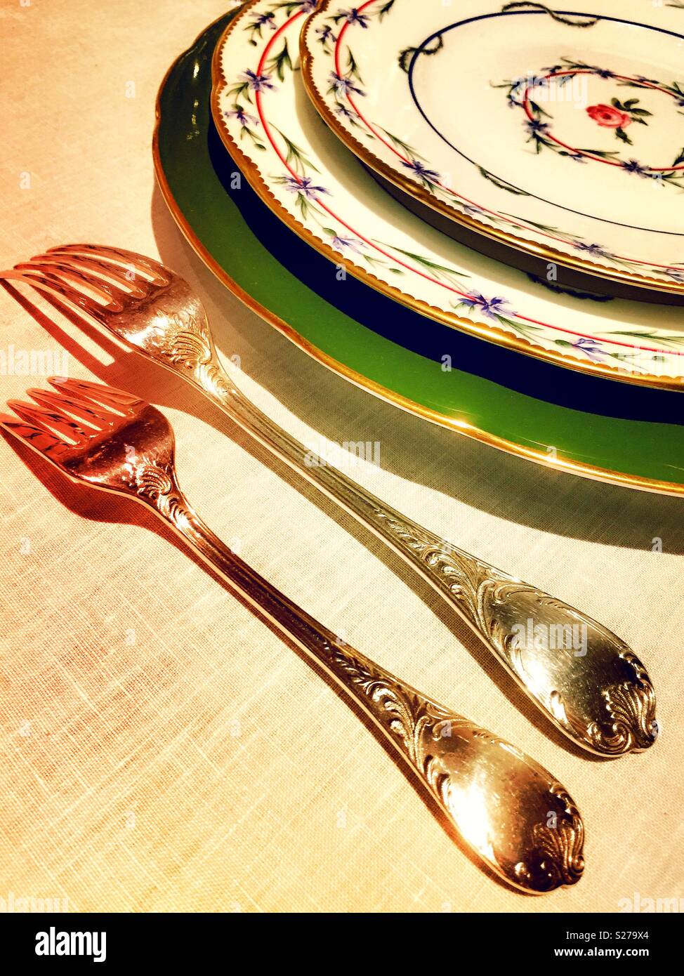 Formale Tabelle Einstellung mit silber Besteck und Teller. Stockfoto