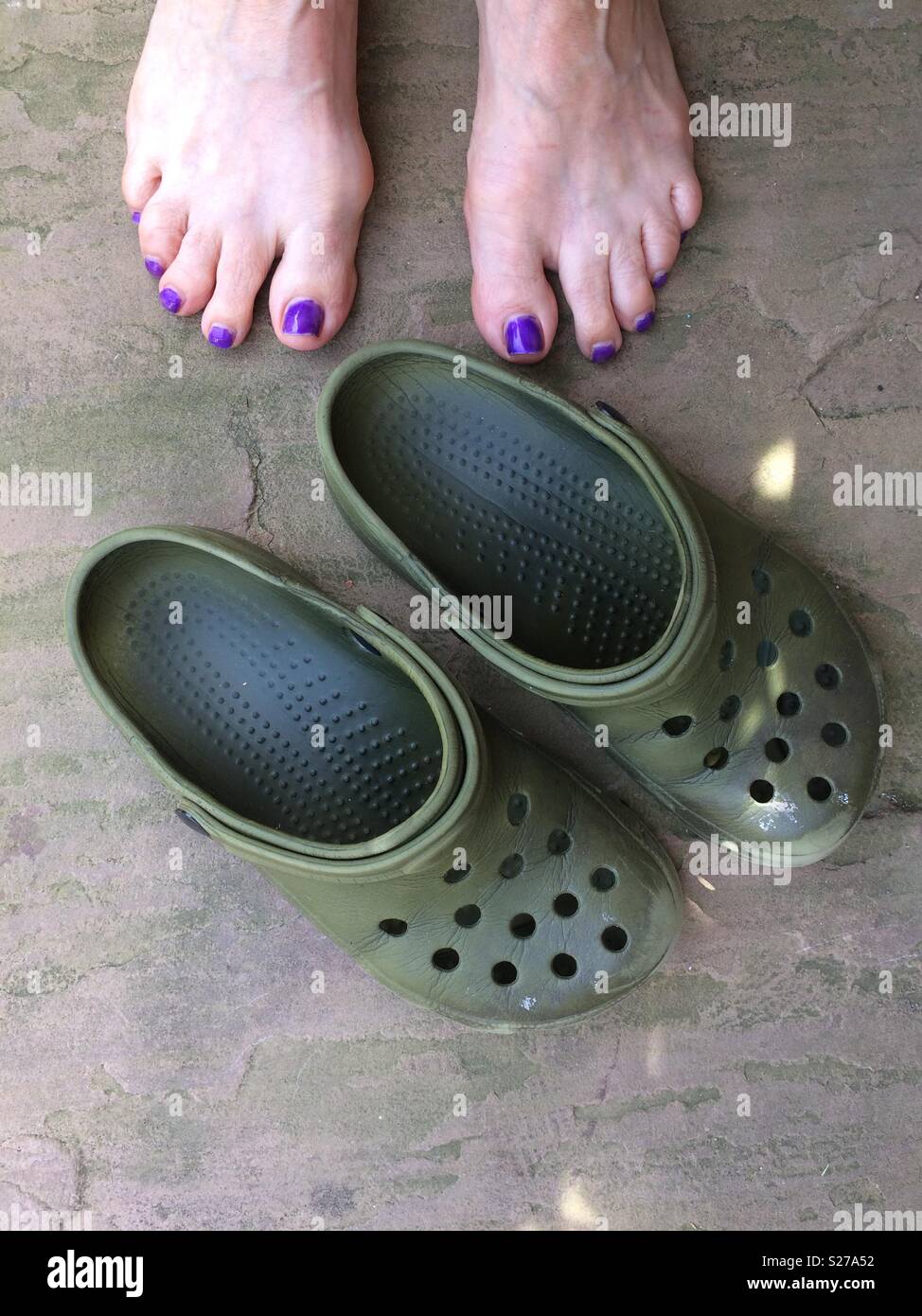 Crocs und Füße Stockfoto