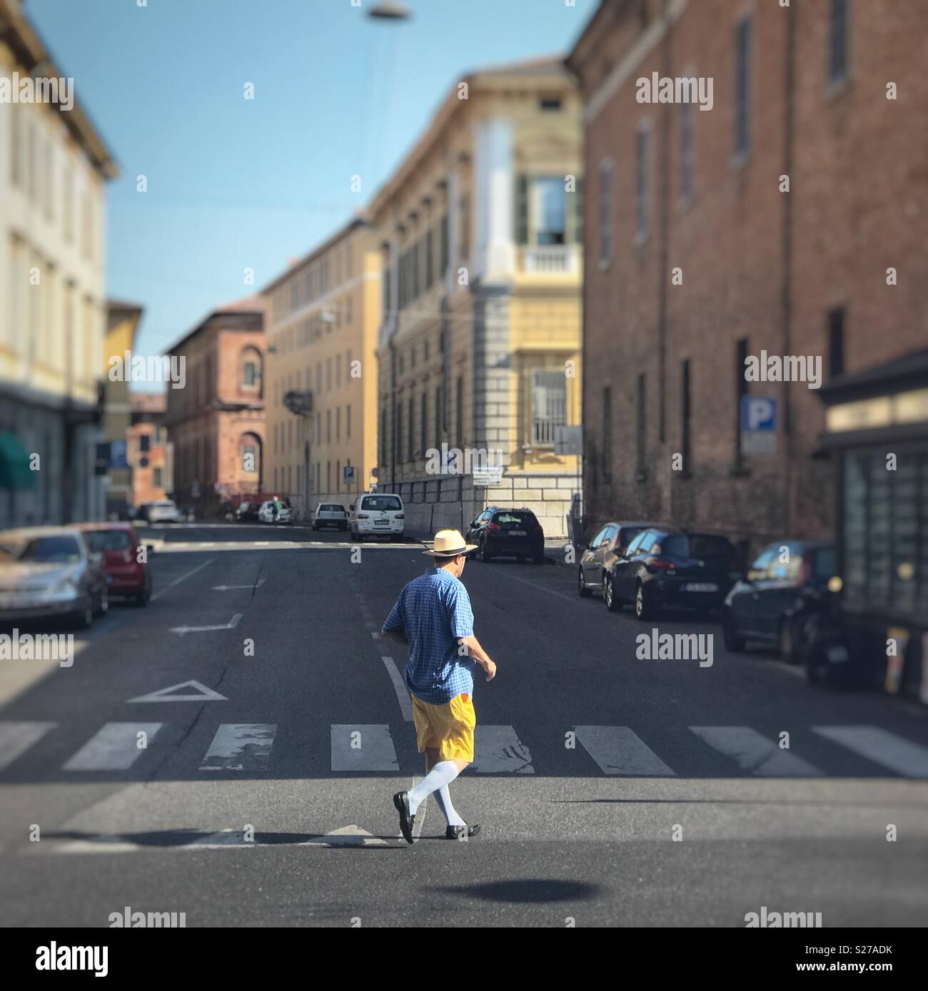 Ein alter Mann in städtischen Sommer Stil in der Stadt angezogen Stockfoto