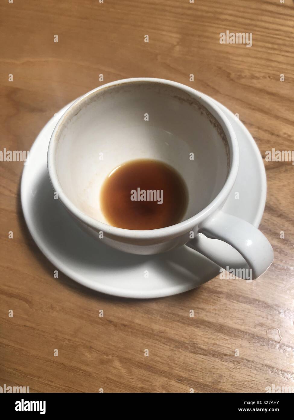 Leere Kaffeetasse auf Tisch Stockfoto