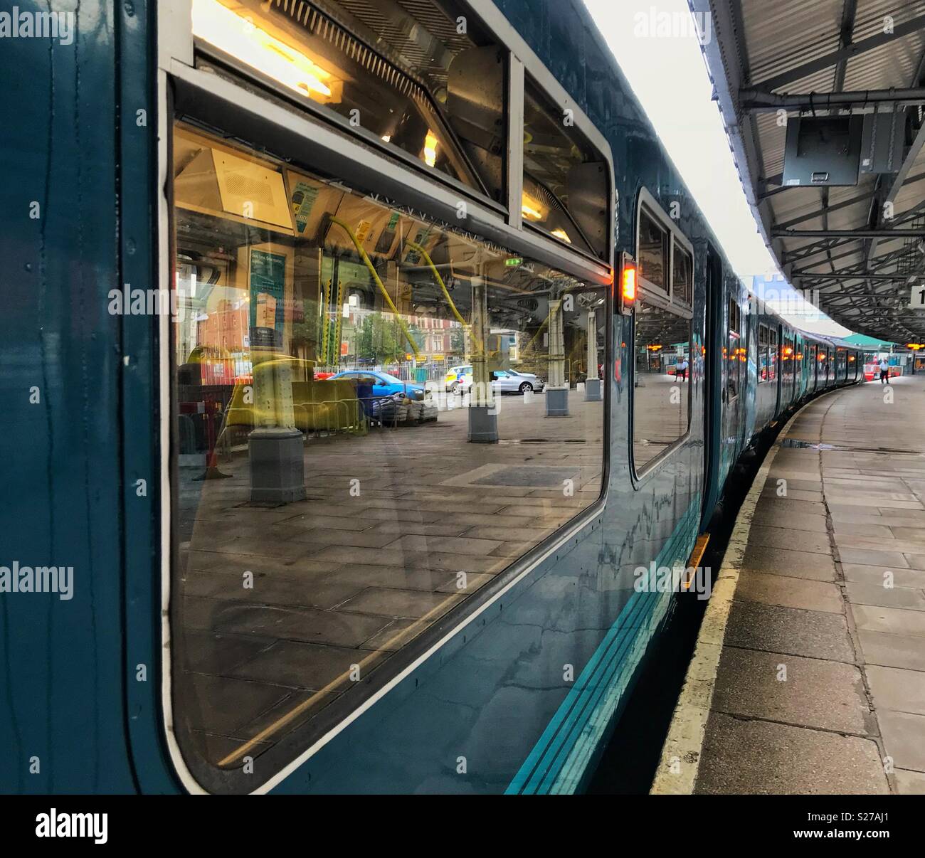 Diesel S-Bahn eine Station fahren - Smartphone-aufgenommenes Stockfoto