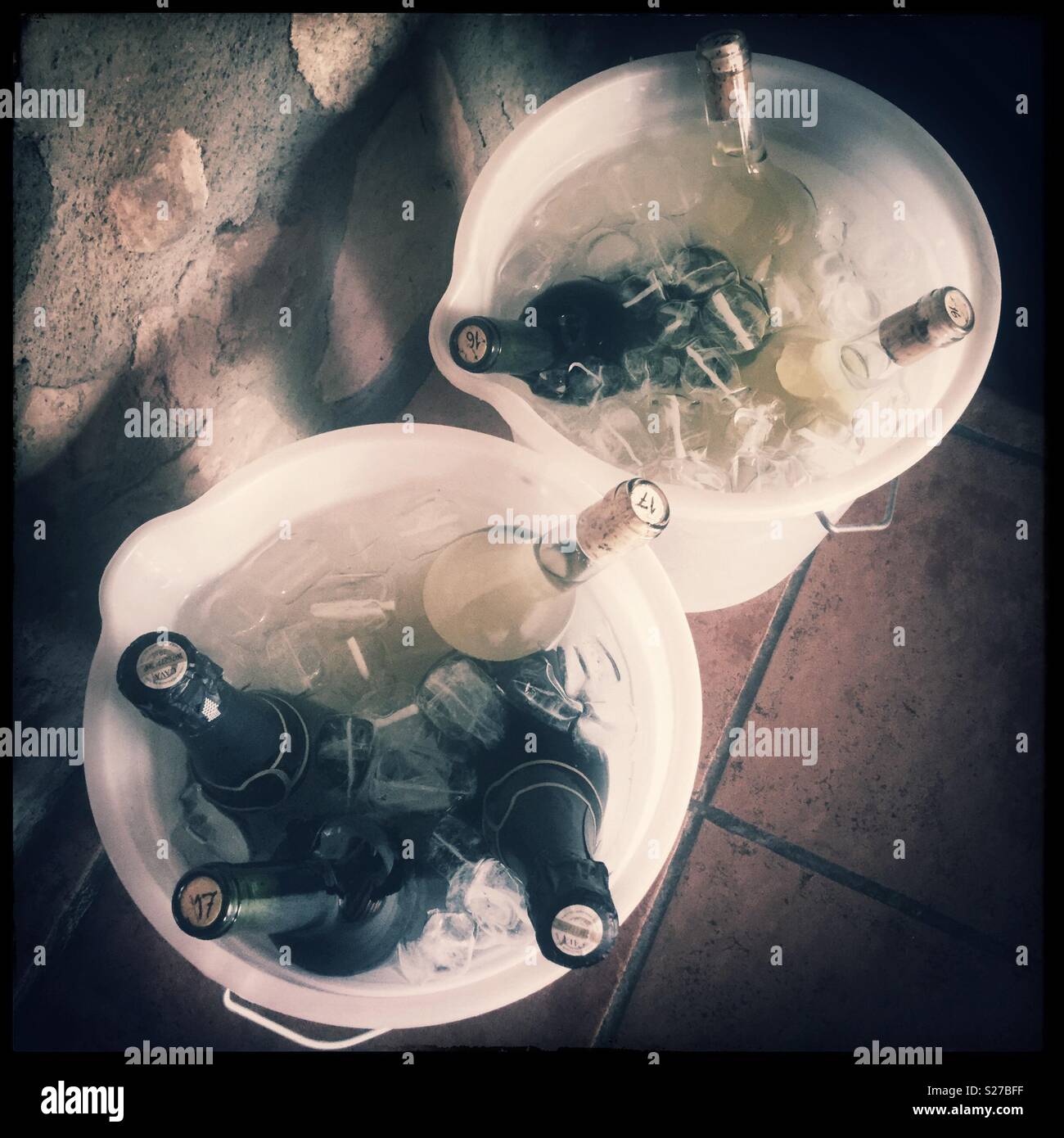 Wein Kühlung in Eiswürfelbehälter, Katalonien, Spanien. Stockfoto