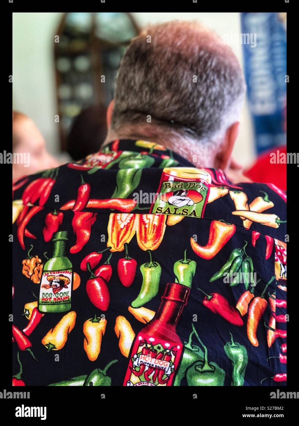 Mann mit Chili Shirt Stockfoto